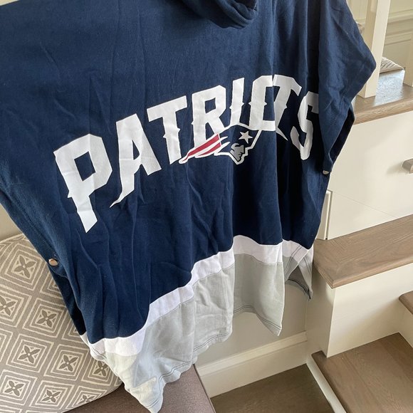 Patriots NFL Hooded Cape/Poncho - Picture 4 of 4